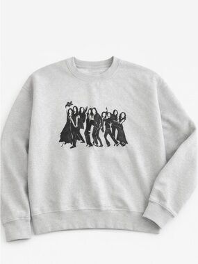 Gildan Heavy Blend Cream Crewneck Sweatshirt with Tag Detail